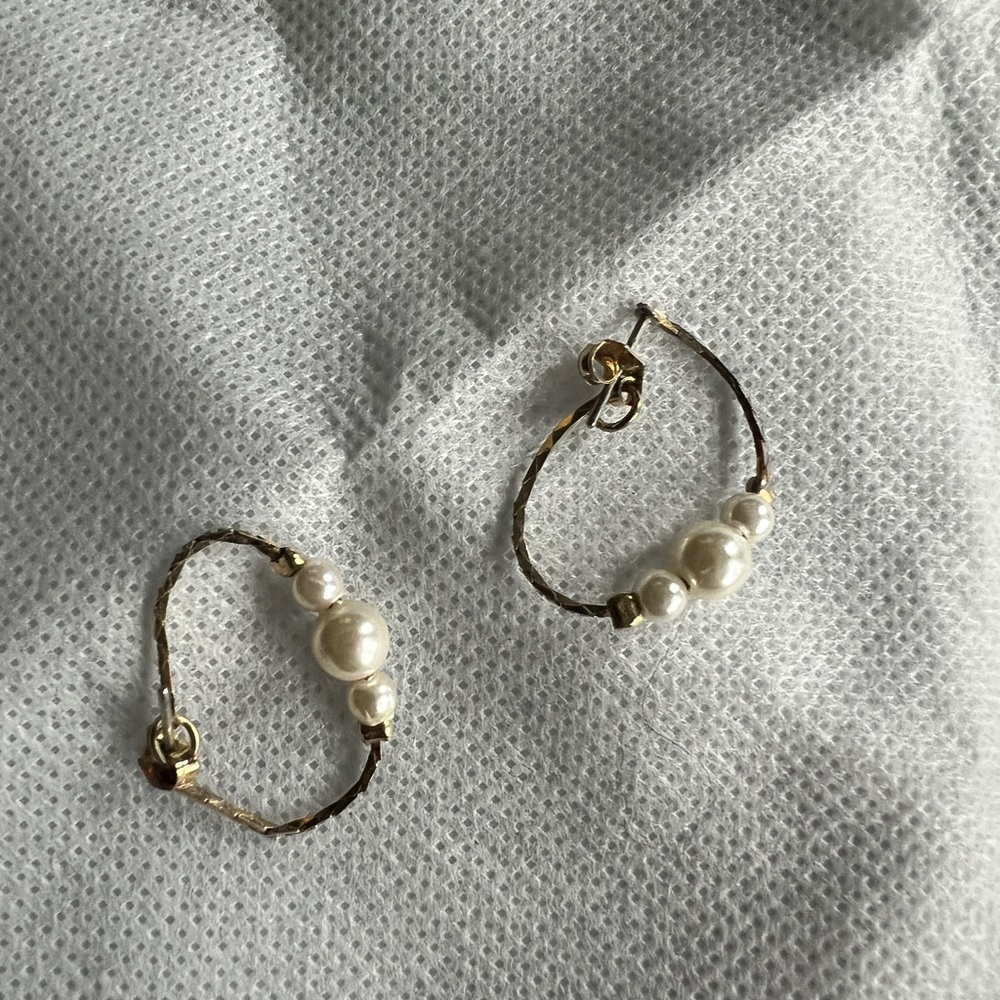 Gold pearl earrings